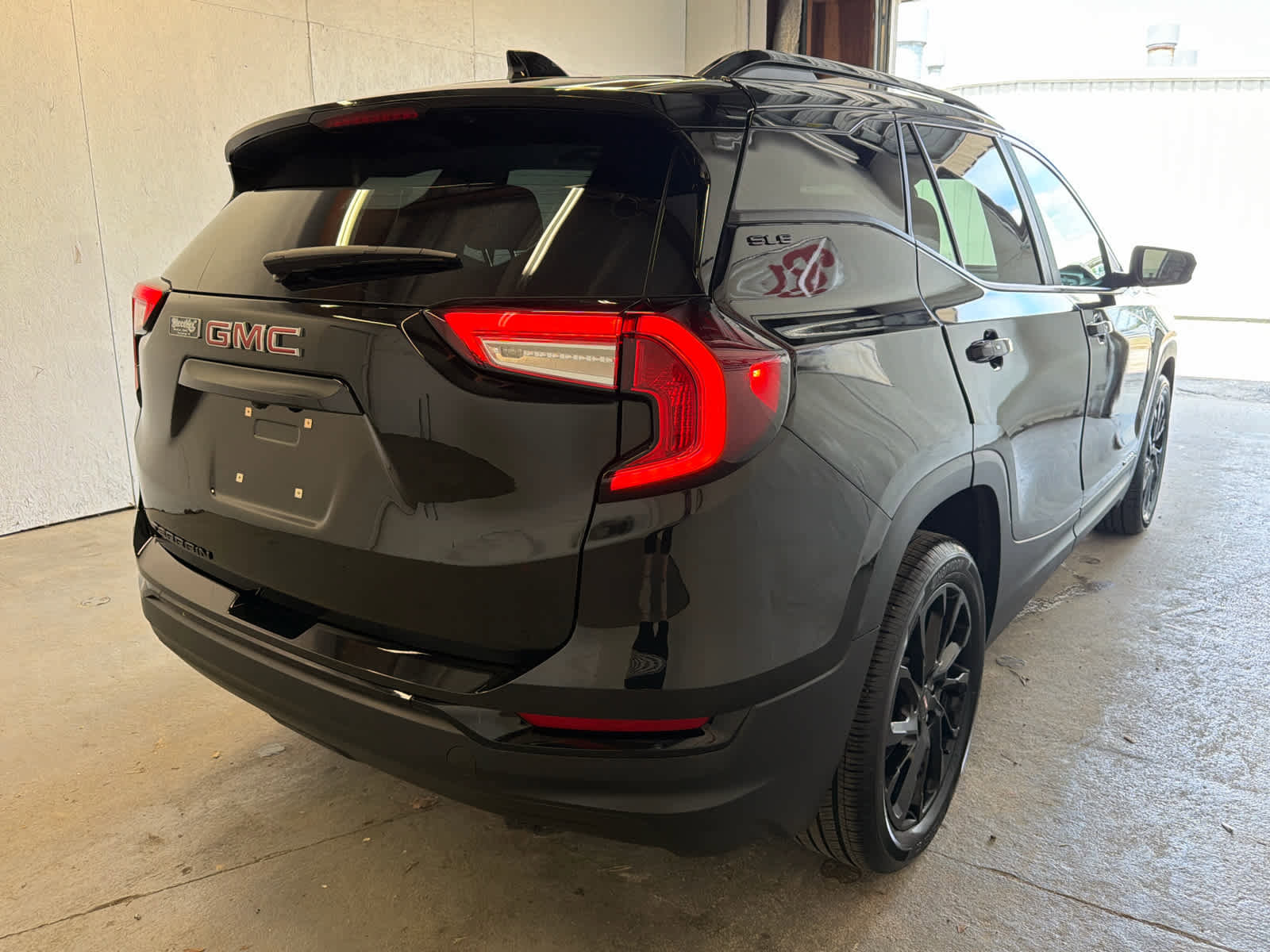Used 2024 GMC Terrain SLE w/ Driver Convenience Package FWD image 4