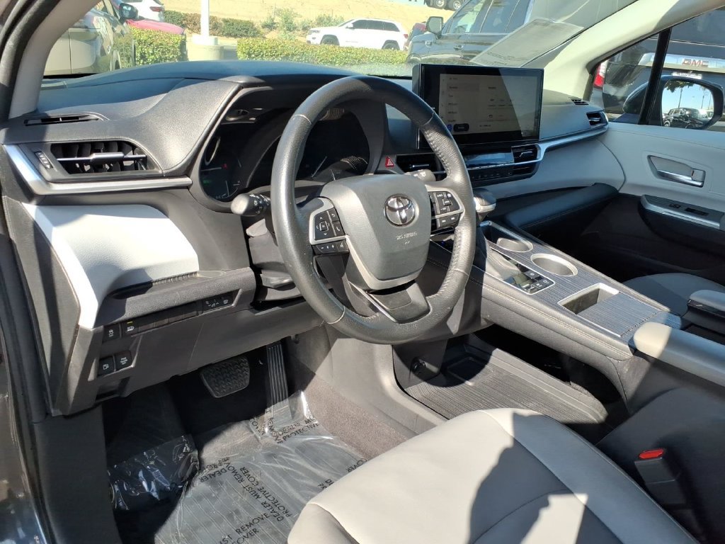 Used 2025 Toyota Sienna XLE FWD image 16