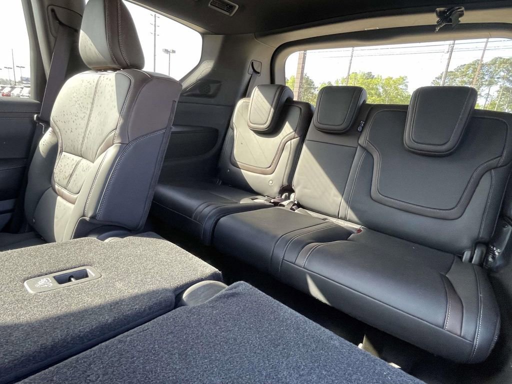 Used 2025 Nissan Armada SL image 11