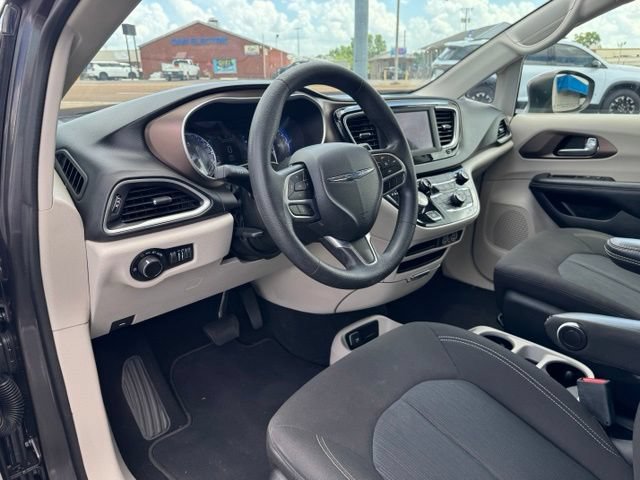 Used 2021 Chrysler Voyager LX FWD image 16
