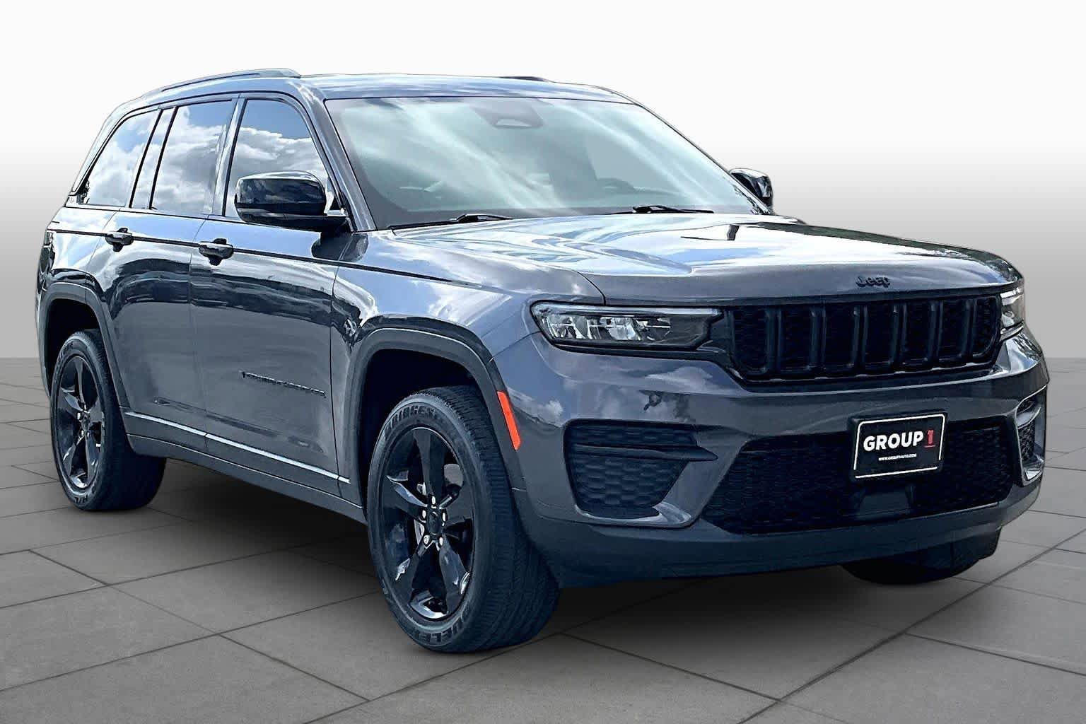Used 2023 Jeep Grand Cherokee Altitude AWD/4WD image 3