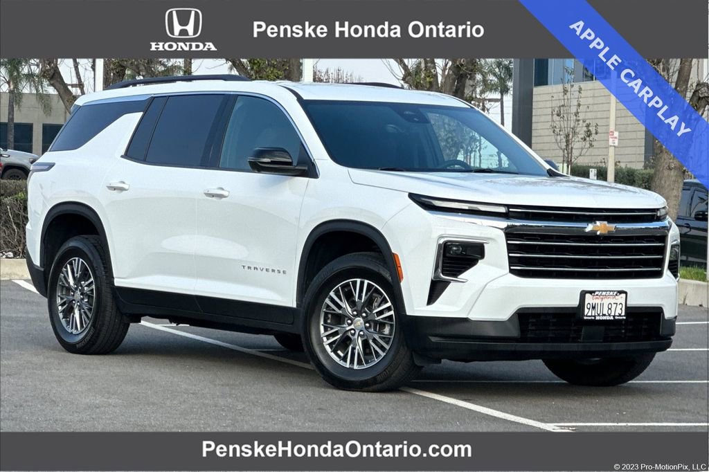 Used 2024 Chevrolet Traverse LT image 1