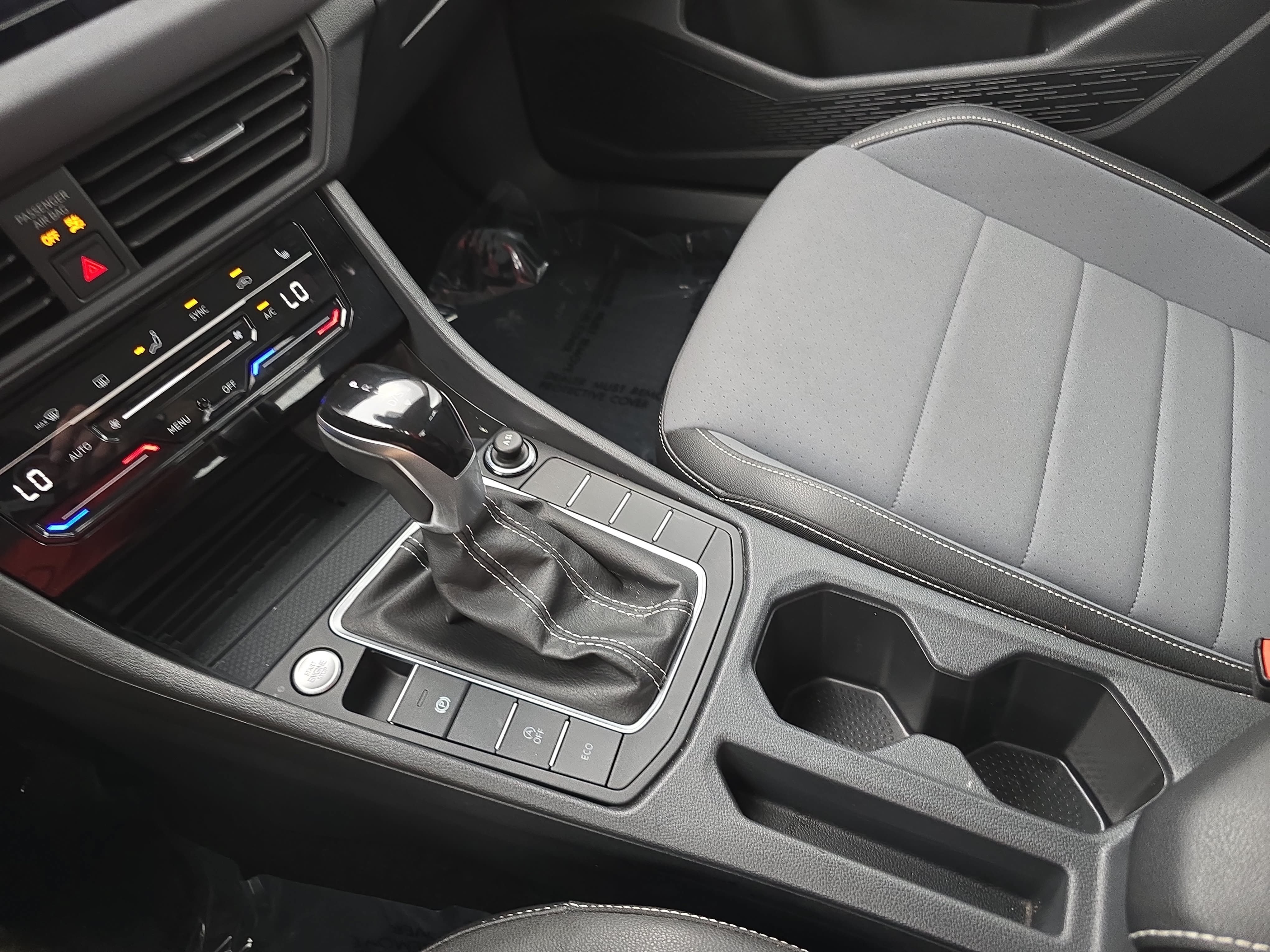 Certified 2025 Volkswagen Jetta SE FWD image 24