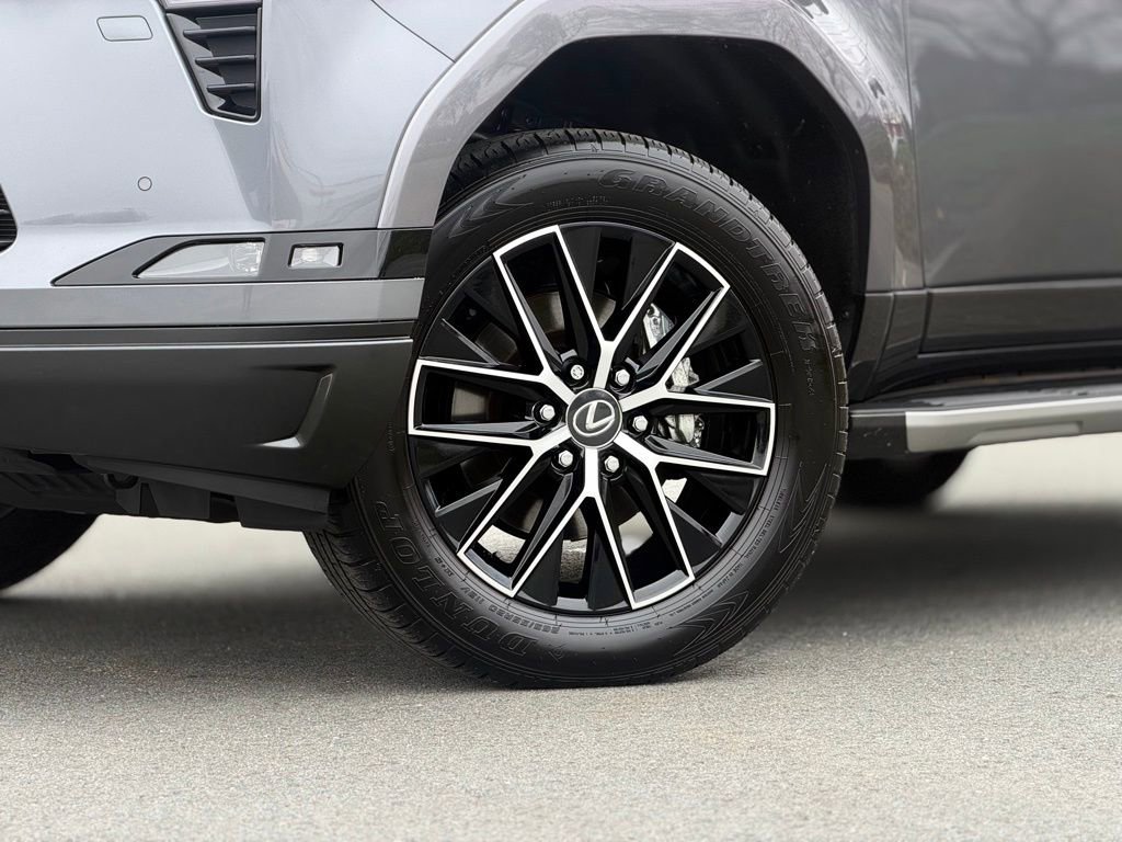 Used 2024 Lexus GX 550 w/ Accessory Package (Z1) image 2