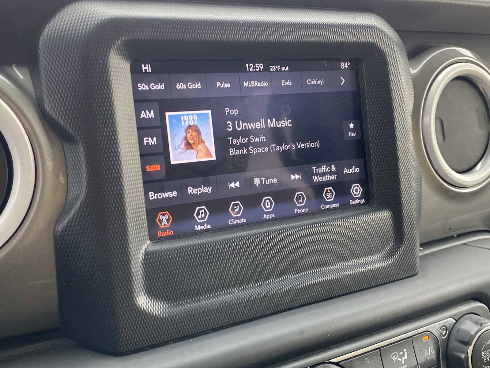 Used 2018 Jeep Wrangler Unlimited Sahara image 21