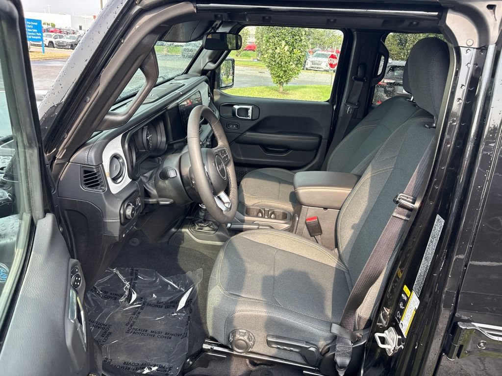 Used 2025 Jeep Wrangler Unlimited Sahara AWD/4WD image 9