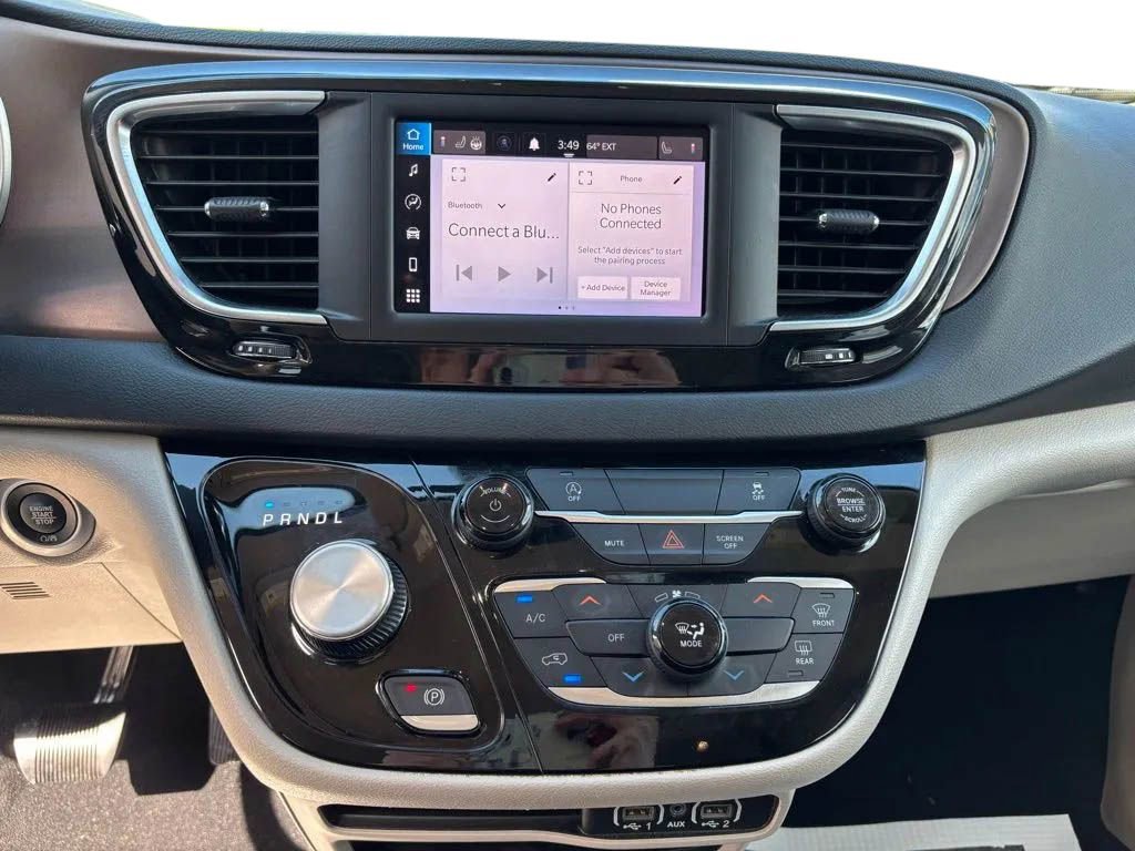 Used 2023 Chrysler Voyager LX FWD image 14
