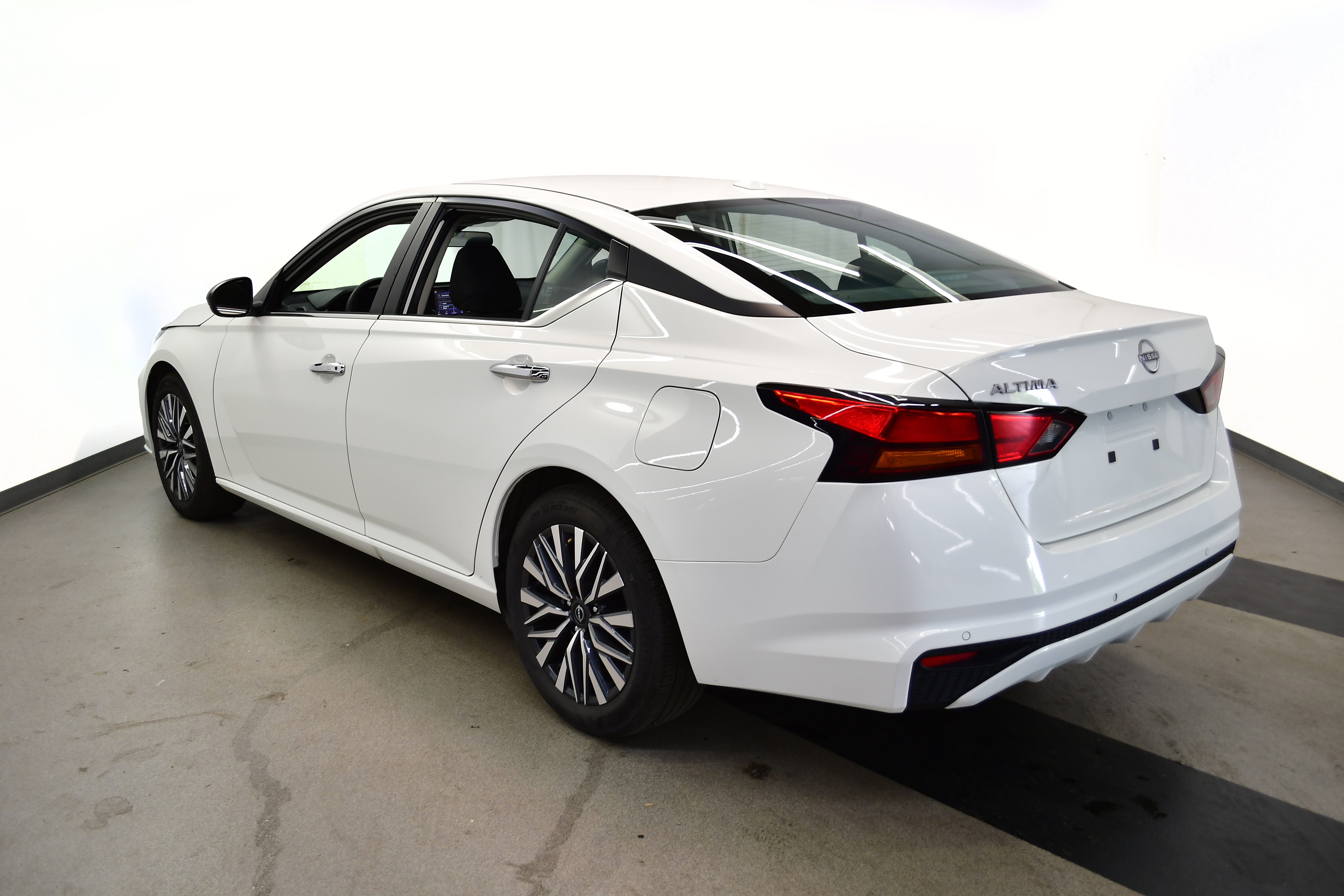 Used 2025 Nissan Altima 2.5 SV FWD image 5