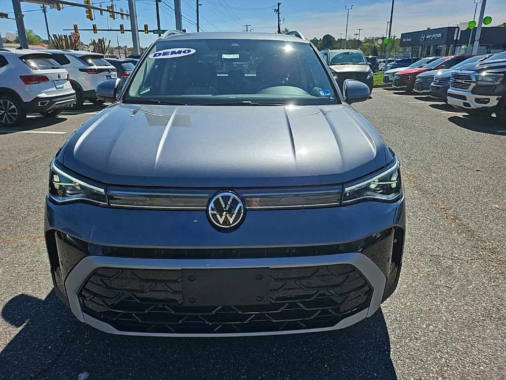 Certified 2025 Volkswagen Taos SEL image 3