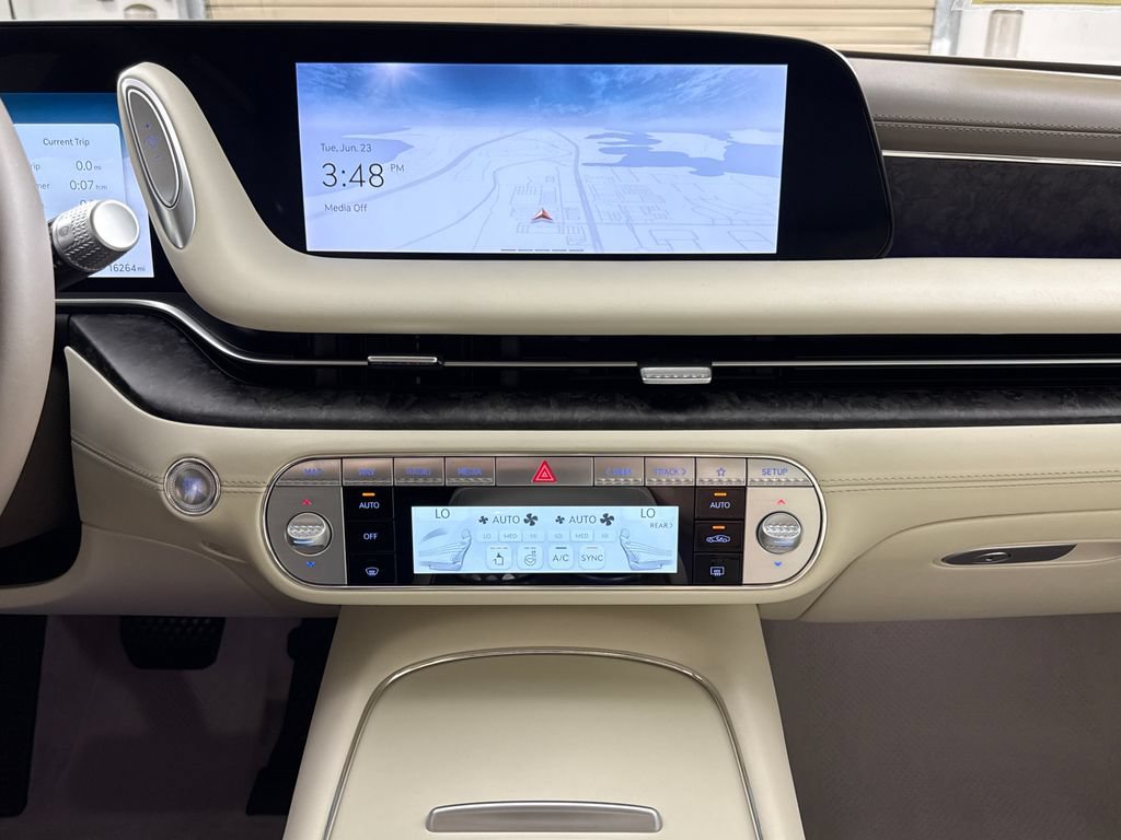 Used 2025 Genesis G90 3.5T AWD/4WD image 22