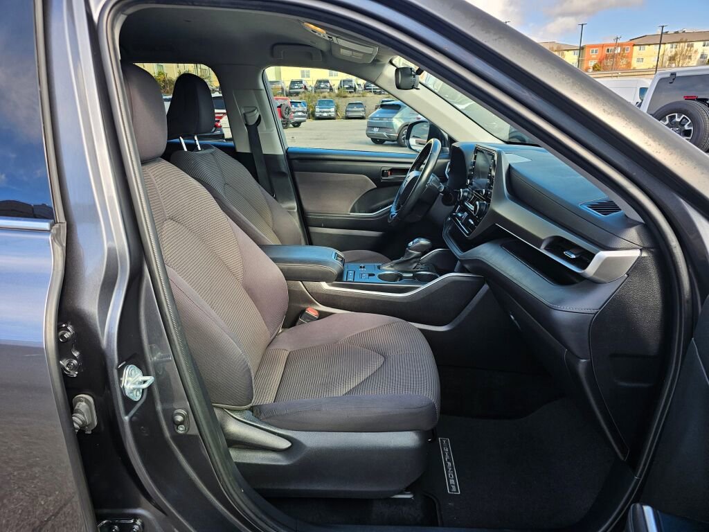 Used 2021 Toyota Highlander LE image 12