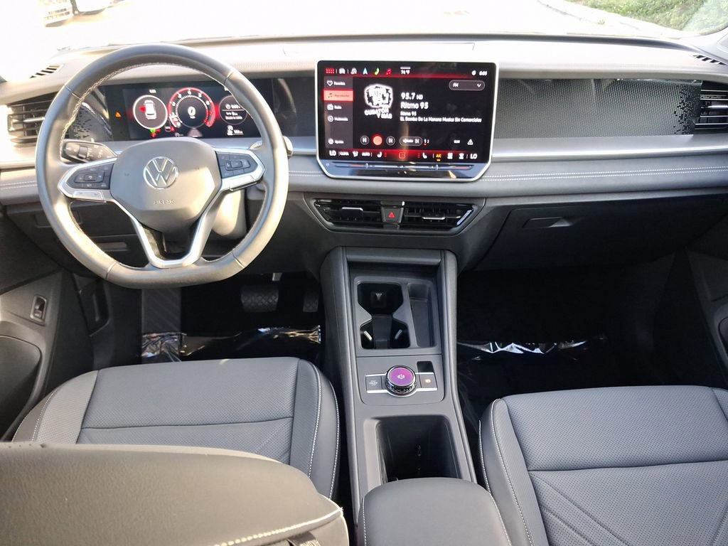 Certified 2025 Volkswagen Tiguan SE image 9