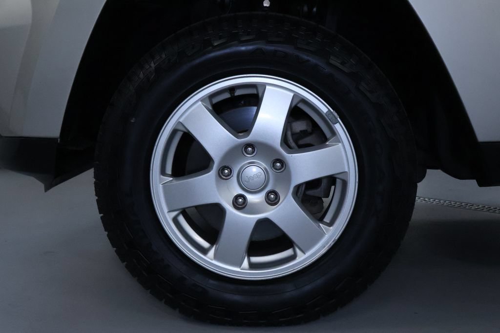 Used 2010 Jeep Grand Cherokee Laredo w/ Popular Equipment Group AWD/4WD image 28