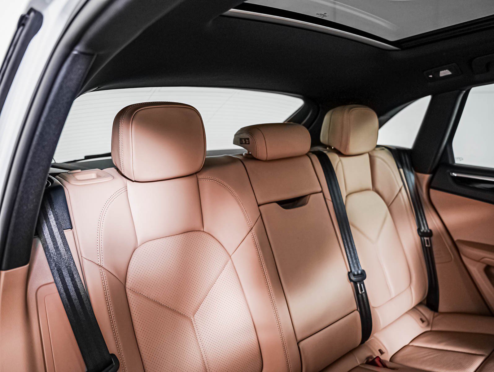 Certified 2026 Porsche Macan AWD/4WD image 6