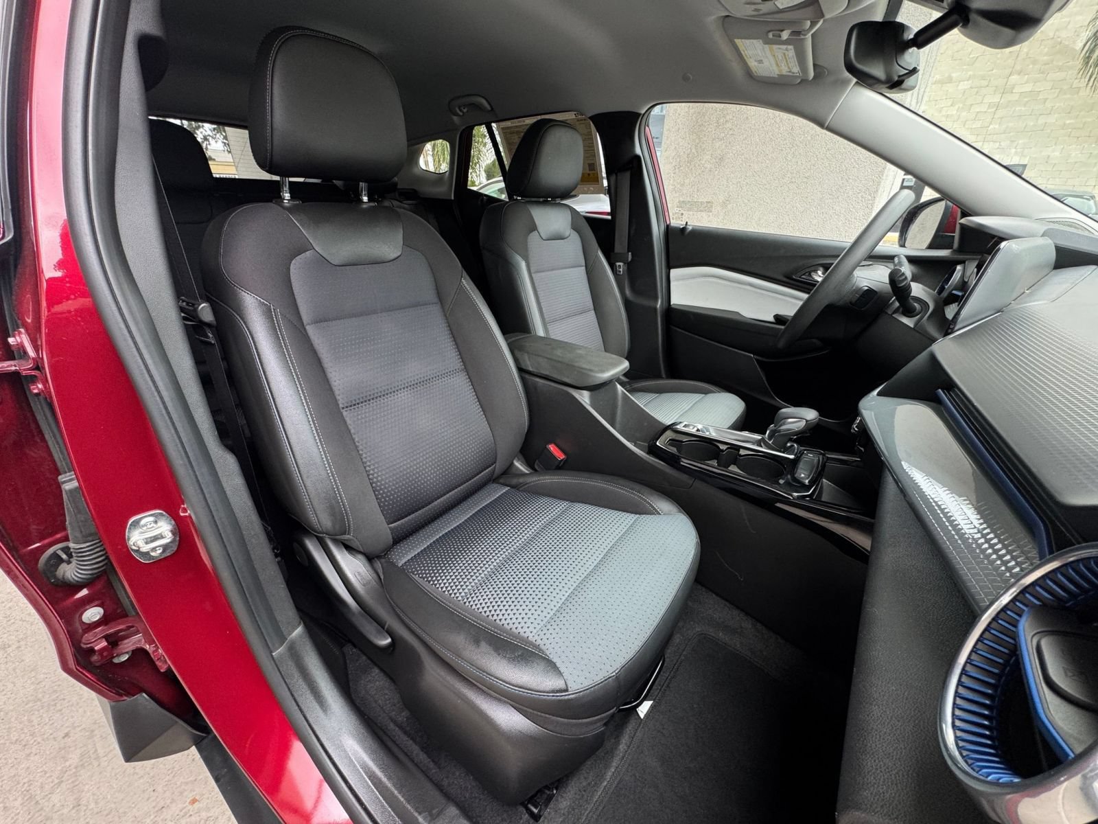 Used 2025 Chevrolet Trax LT FWD image 35