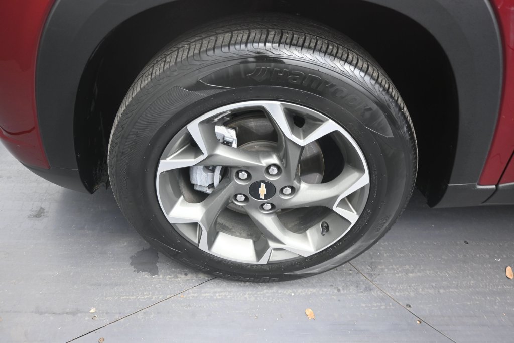 Used 2025 Chevrolet Trax LT FWD image 9