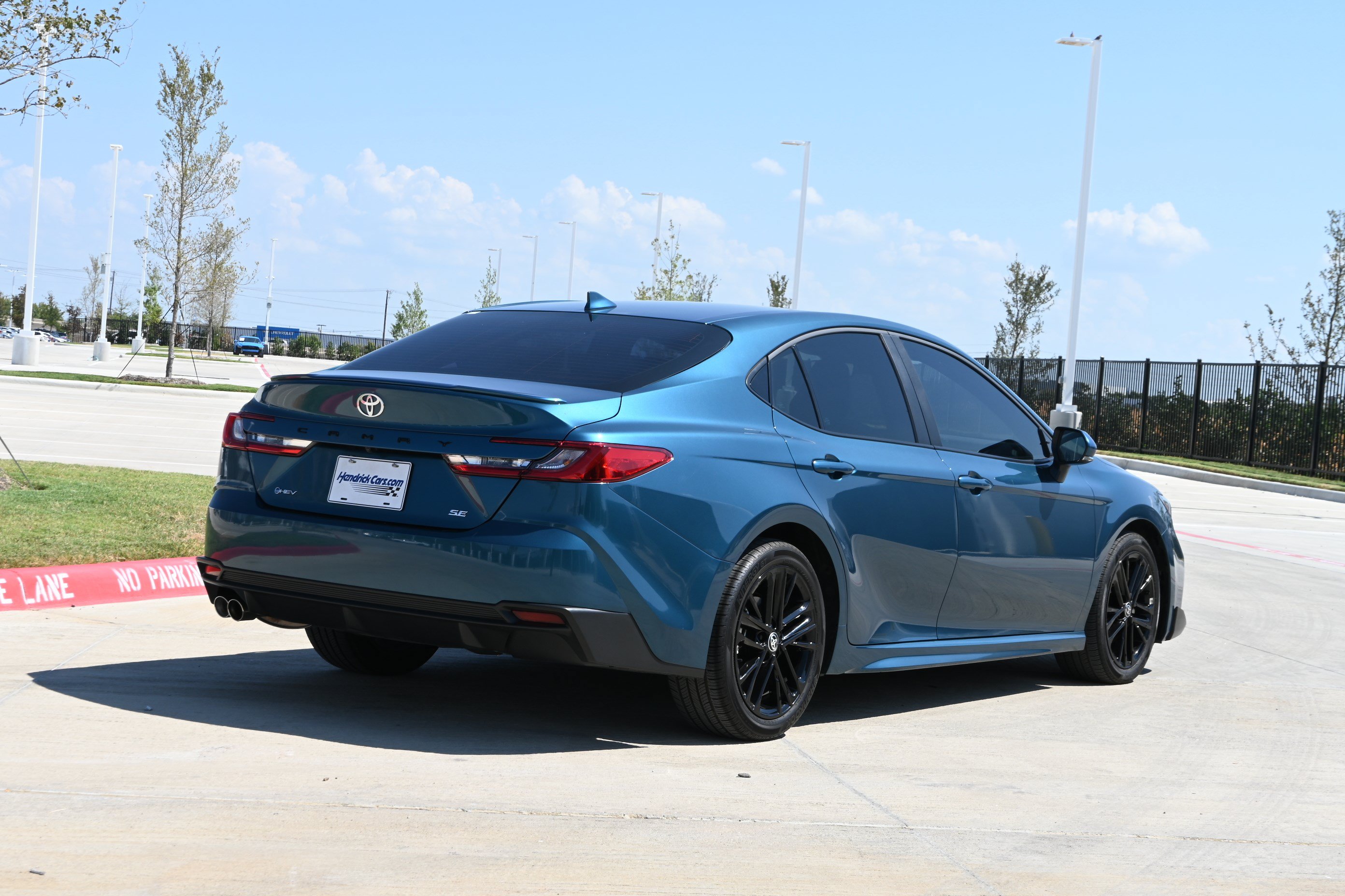 Used 2025 Toyota Camry SE w/ Convenience Package FWD image 9