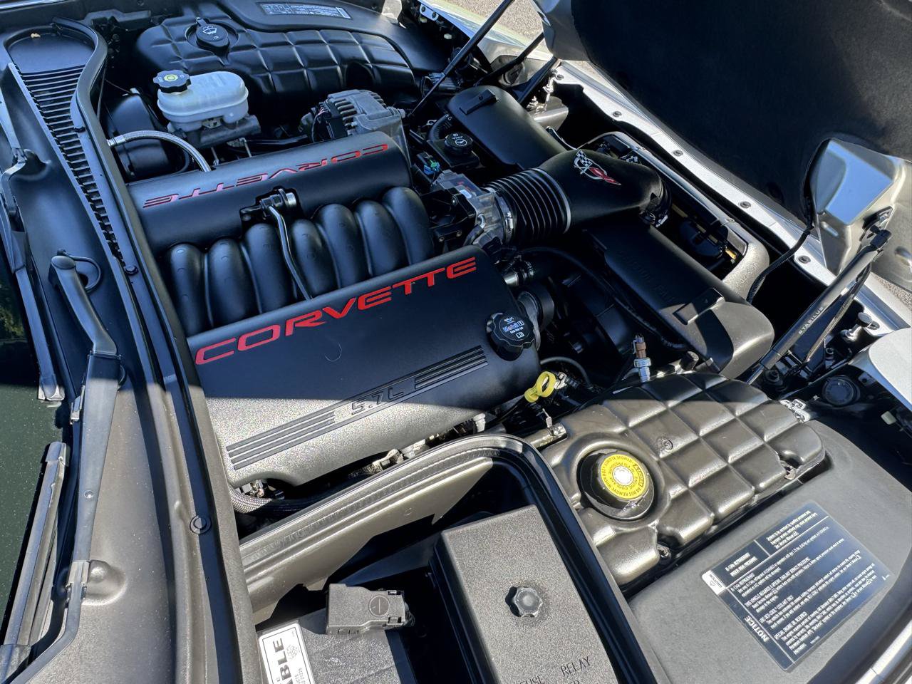 Used 2004 Chevrolet Corvette Coupe w/ Preferred Equipment Group RWD image 23