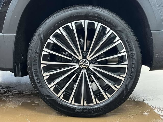 Used 2025 Volkswagen Taos SE FWD image 12