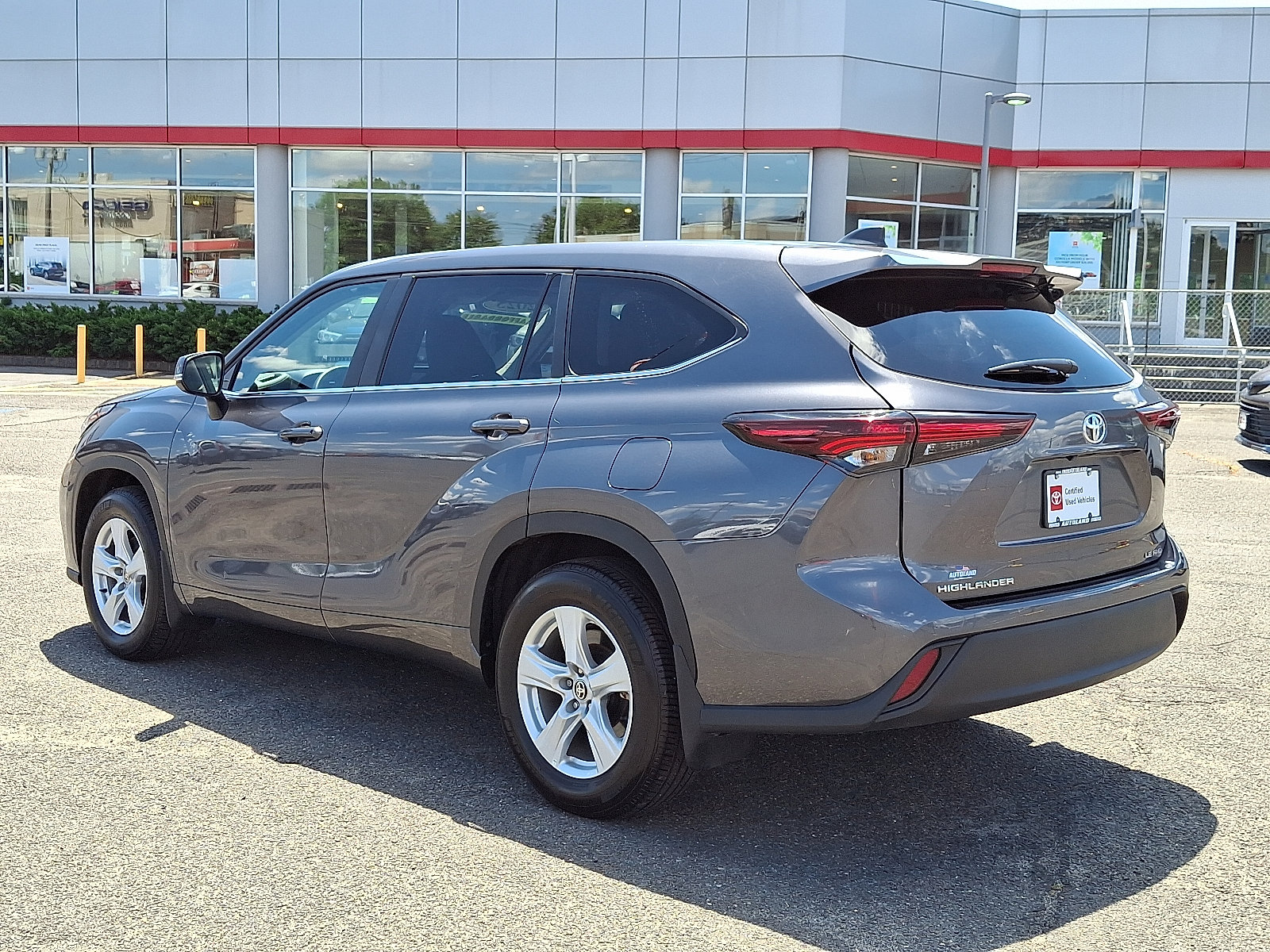 Used 2025 Toyota Highlander LE AWD/4WD image 5
