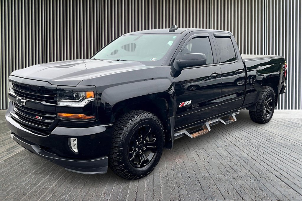 Used 2018 Chevrolet Silverado 1500 LT w/ Midnight Edition AWD/4WD image 2