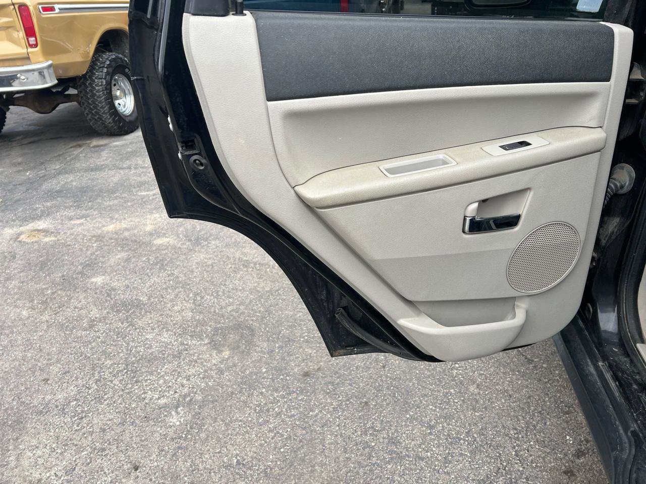 Used 2010 Jeep Grand Cherokee Limited w/ Trailer Tow Group IV image 11