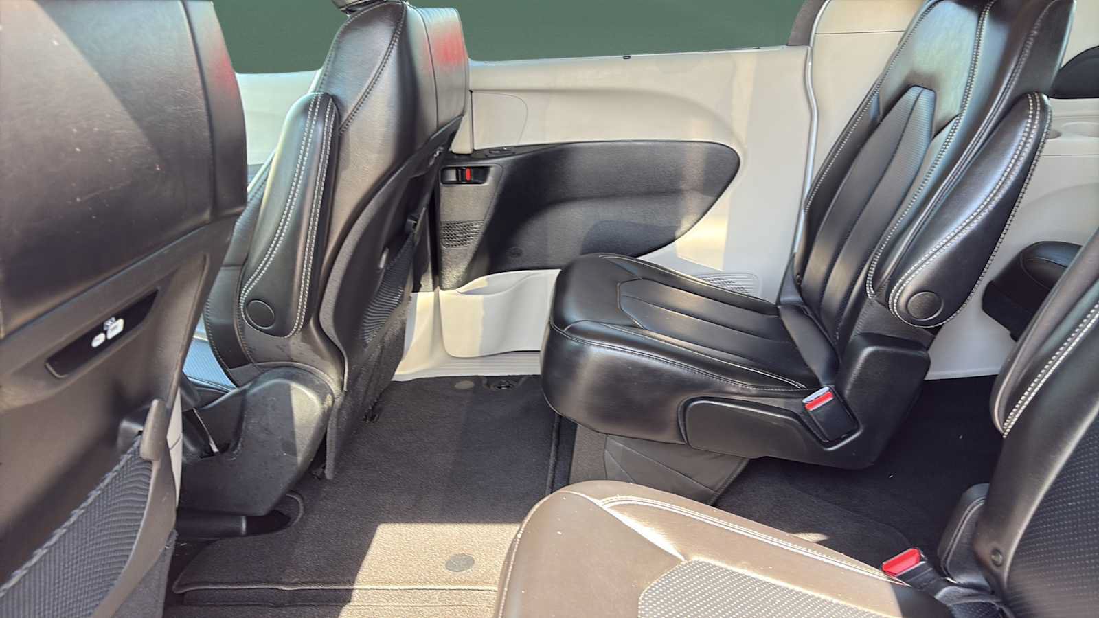 Used 2023 Chrysler Pacifica Touring-L FWD image 18