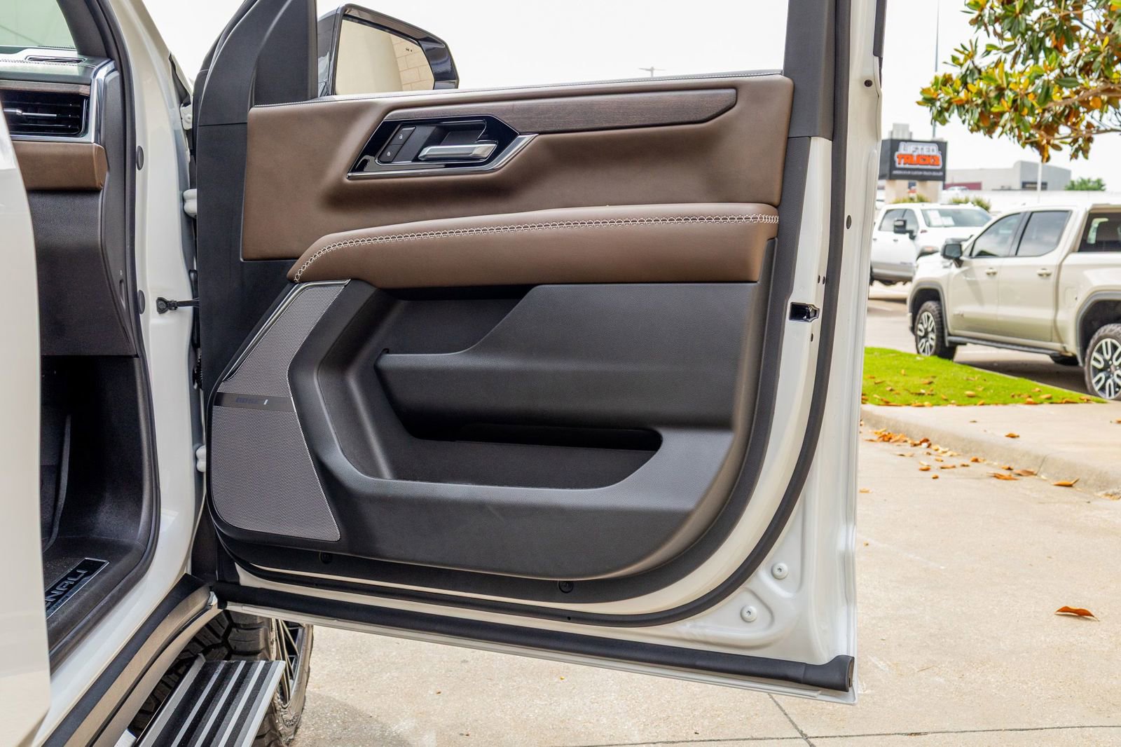 Used 2025 GMC Yukon Denali Ultimate w/ LPO, Floor Liner Package AWD/4WD image 39