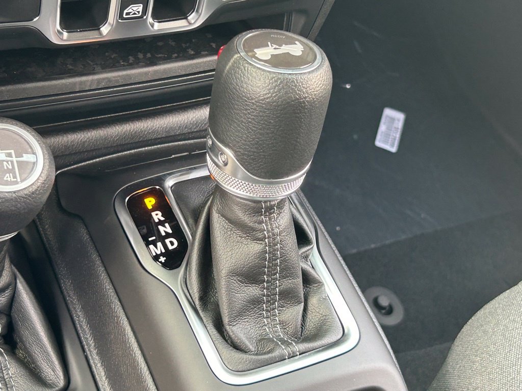 Used 2024 Jeep Wrangler Unlimited Sahara AWD/4WD image 11