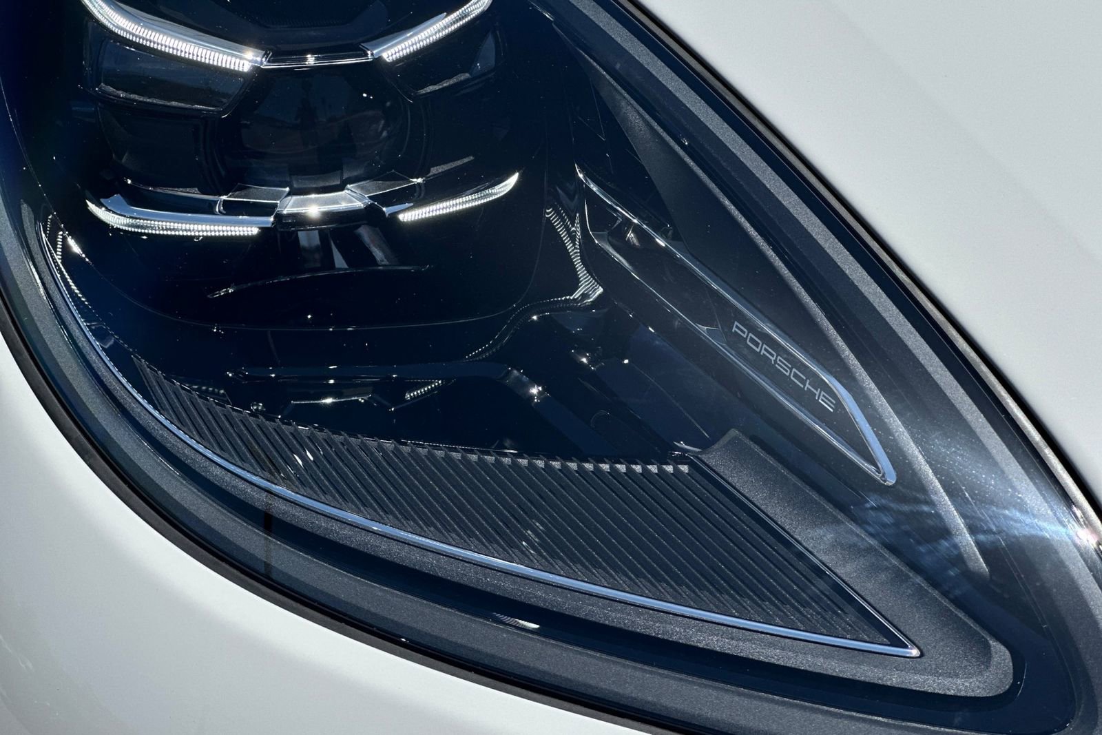Certified 2025 Porsche Macan image 37