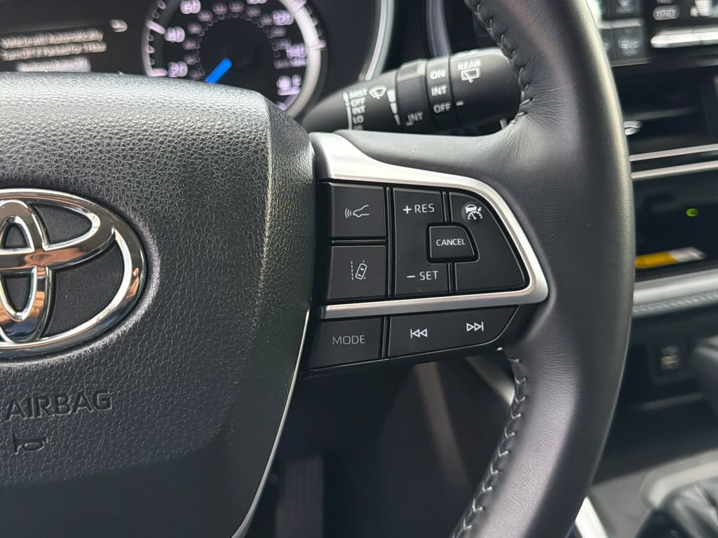 Used 2024 Toyota Highlander XLE AWD/4WD image 26