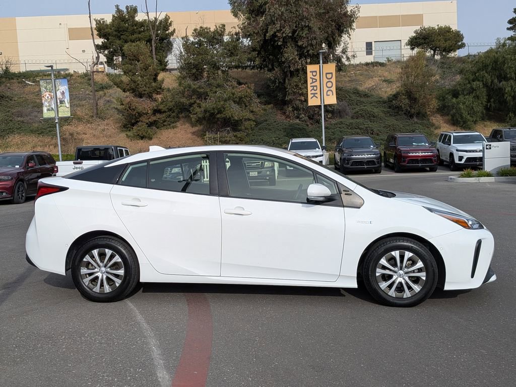 Used 2022 Toyota Prius LE image 2