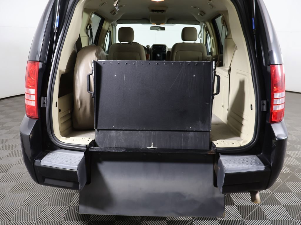 Used 2008 Chrysler Town & Country LX image 9