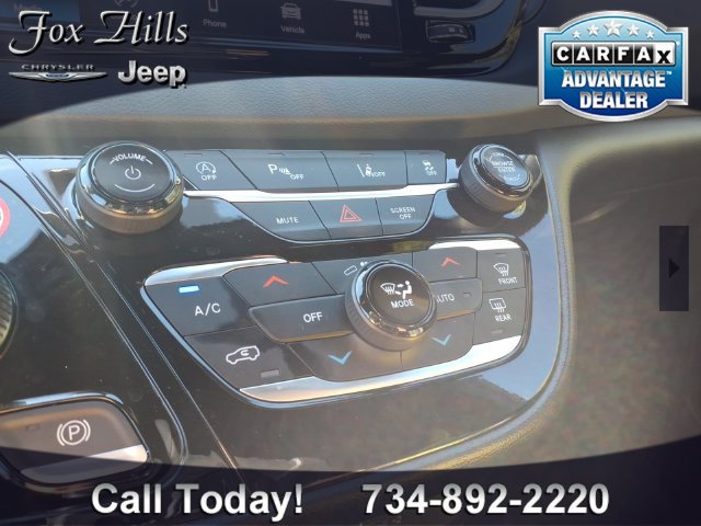 Used 2027 Chrysler Pacifica Select FWD image 23