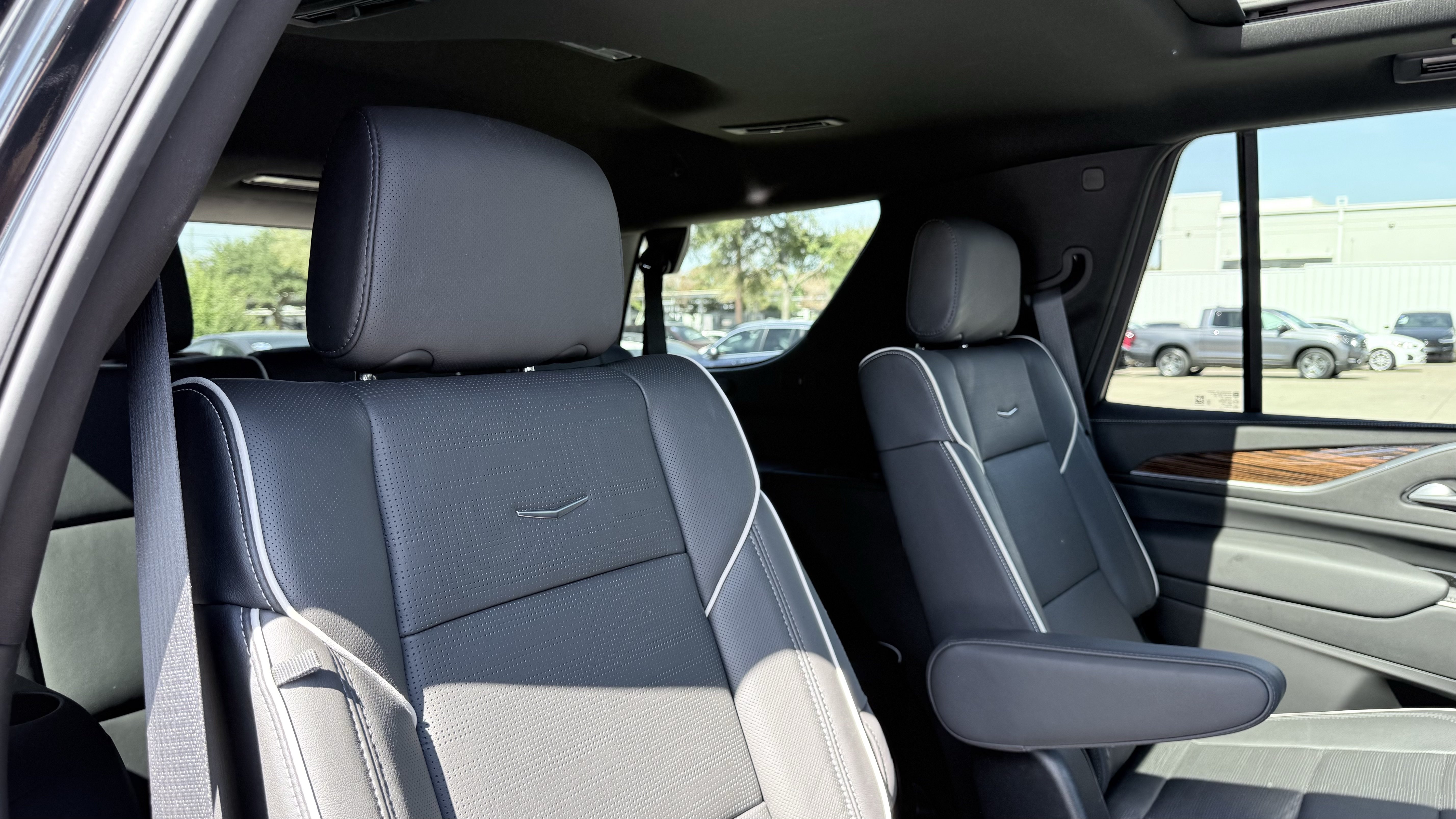 Used 2024 Cadillac Escalade Premium Luxury w/ Performance Package AWD/4WD image 53