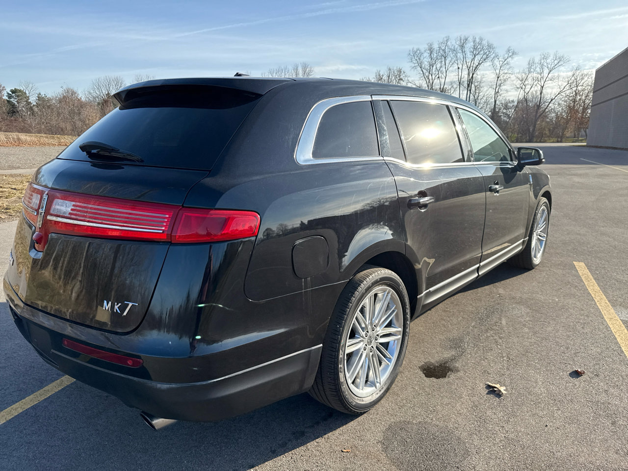 Used 2019 Lincoln MKT AWD image 5