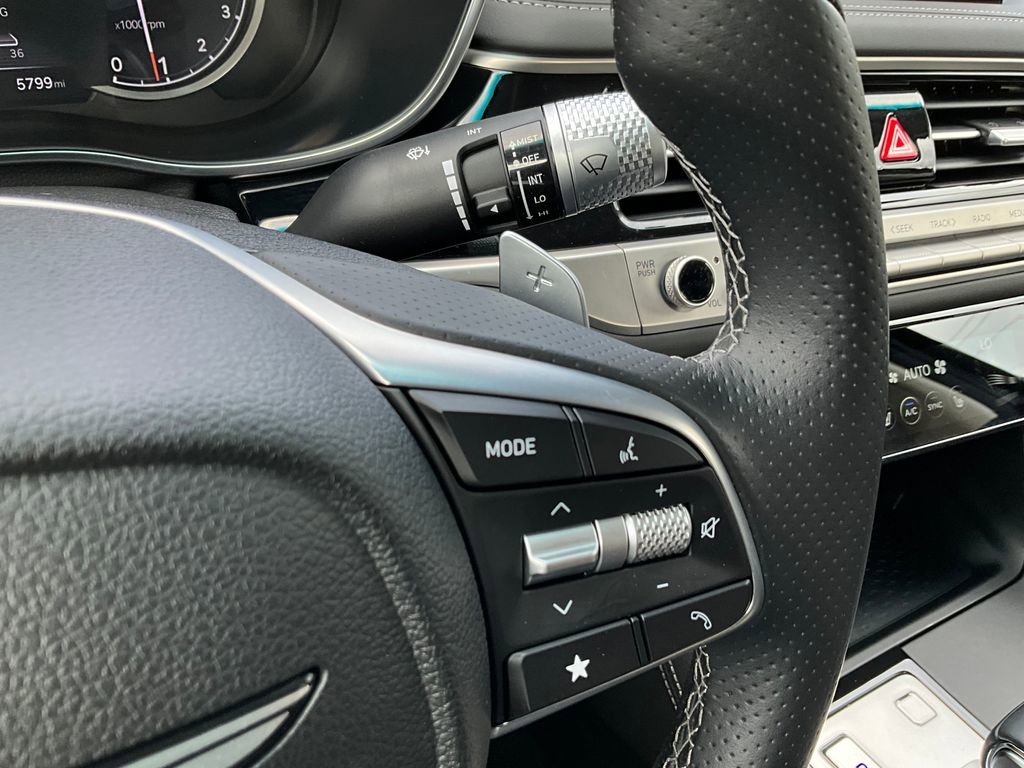 Used 2025 Genesis G70 2.5T image 18