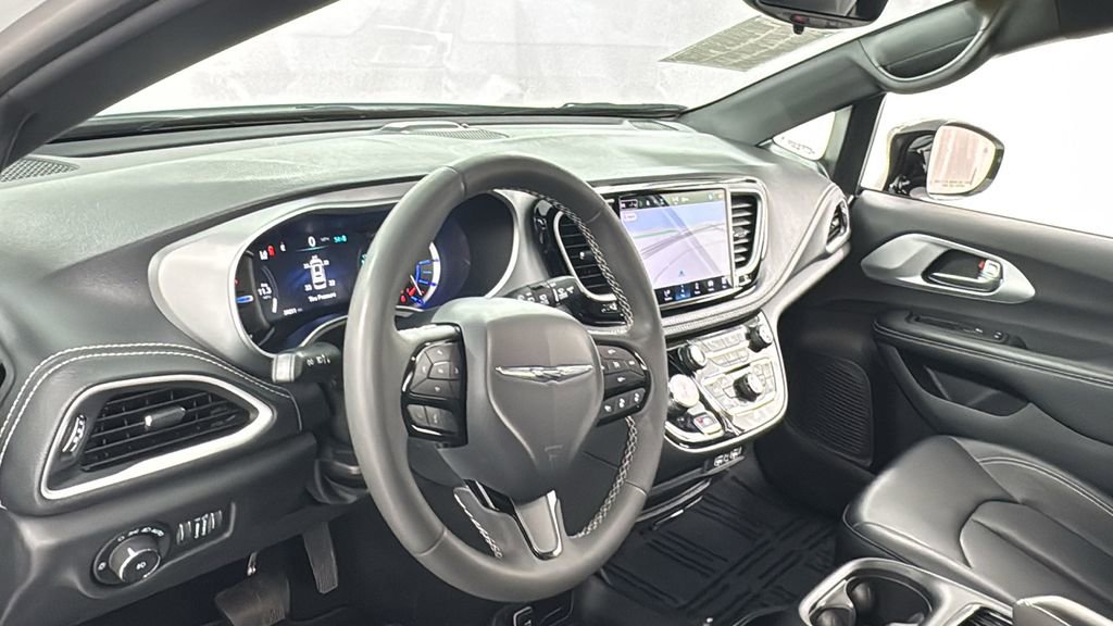 Used 2024 Chrysler Pacifica Select image 42