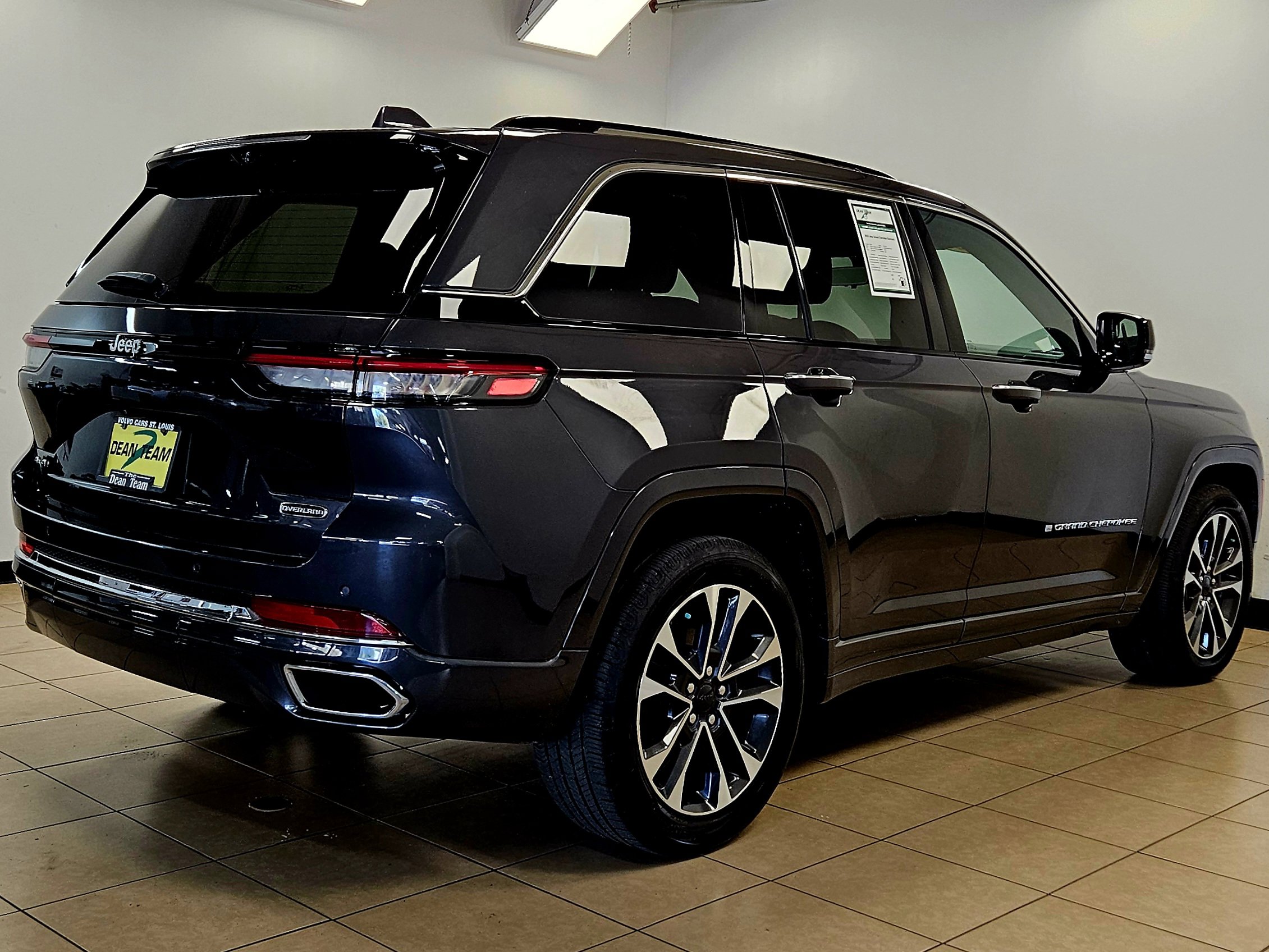 Used 2022 Jeep Grand Cherokee Overland w/ Luxury Tech Group IV image 3