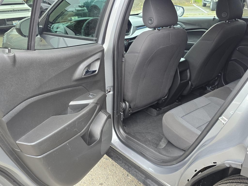 Used 2024 Chevrolet Trax LS w/ LS Convenience Package FWD image 13