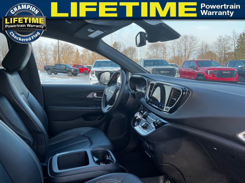 Used 2025 Chrysler Pacifica Select image 39
