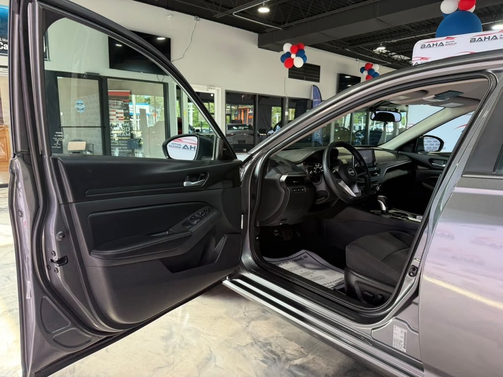 Used 2025 Nissan Altima 2.5 SV FWD image 37