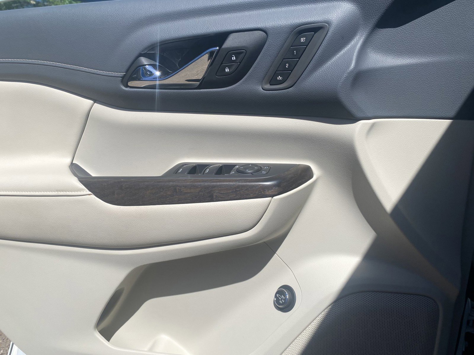 Used 2021 GMC Acadia Denali w/ Denali Ultimate Package AWD/4WD image 15