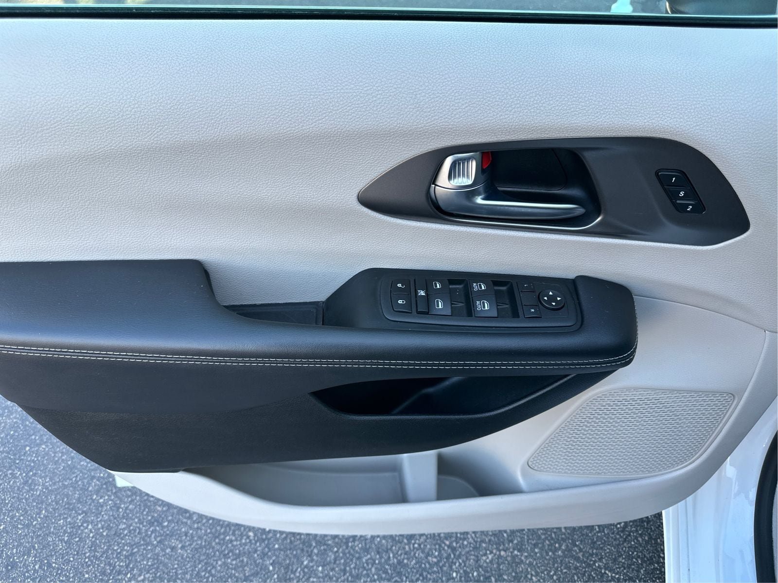 Used 2023 Chrysler Pacifica Touring-L FWD image 20