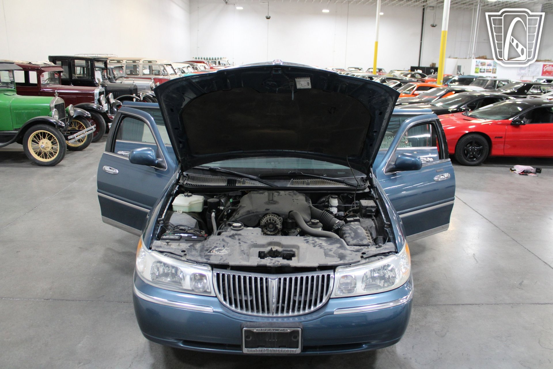 Used 2001 Lincoln Town Car Executive RWD image 29