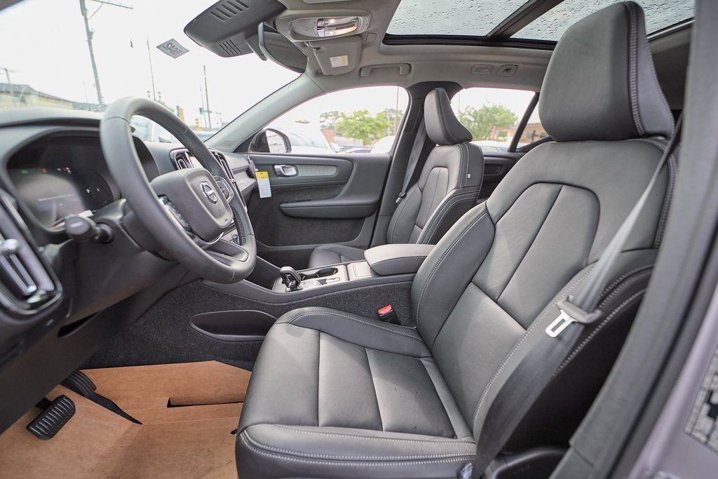 New 2026 Volvo XC40 B5 Core w/ Climate Package image 17