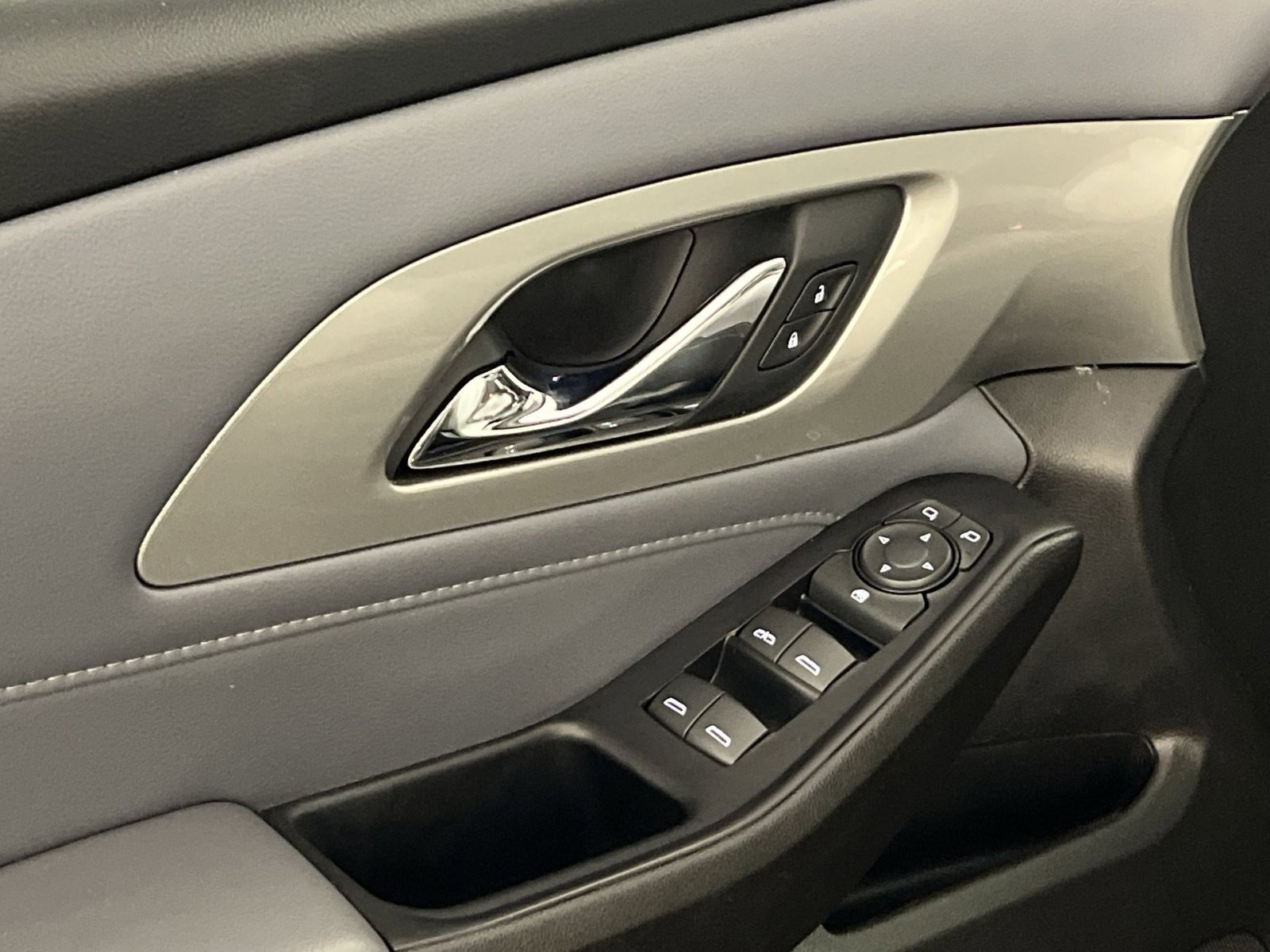 Used 2020 Chevrolet Traverse LT w/ Driver Confidence II Package AWD/4WD image 16