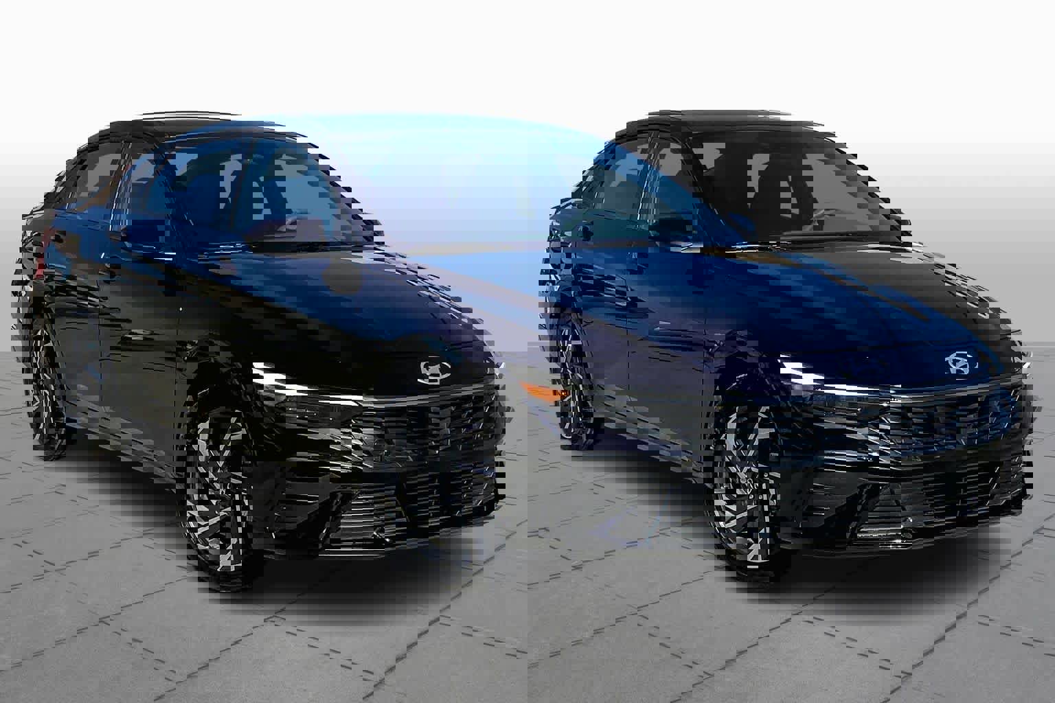 Used 2025 Hyundai Elantra Sport image 3