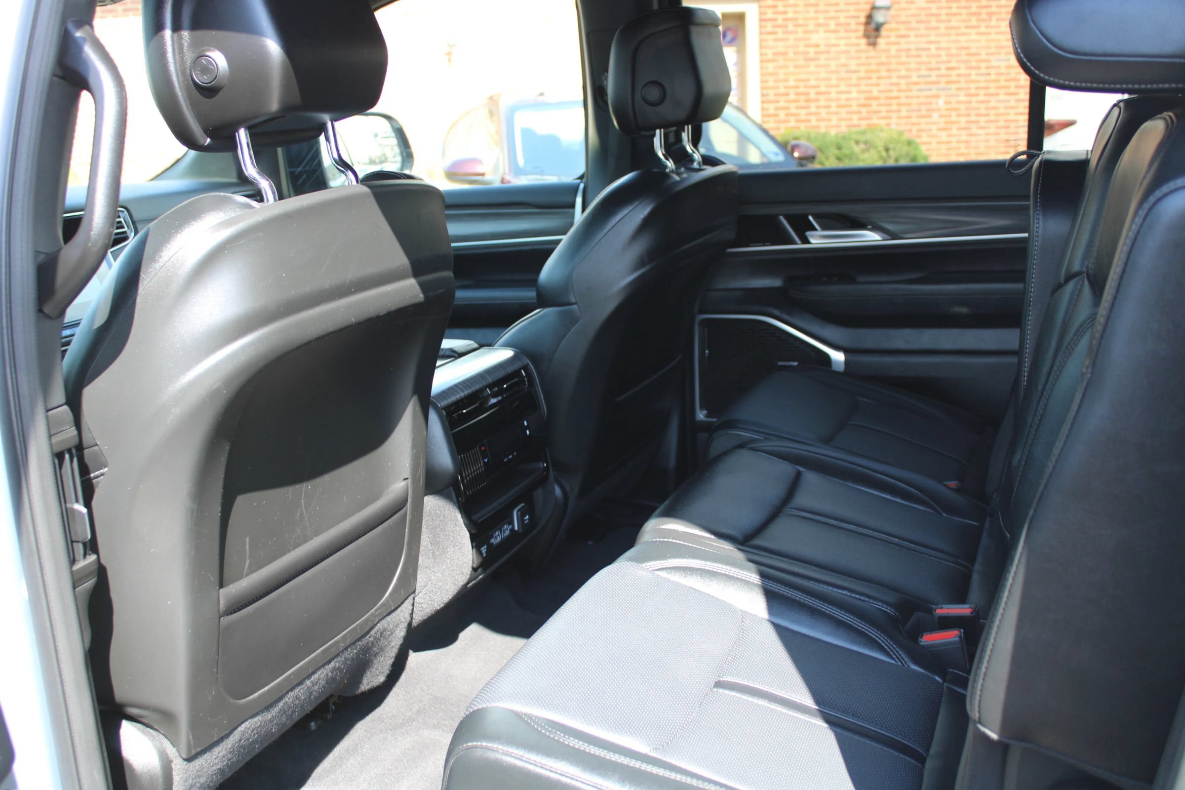 Used 2024 Jeep Wagoneer L Series II w/ Flexible Seating Group AWD/4WD image 17