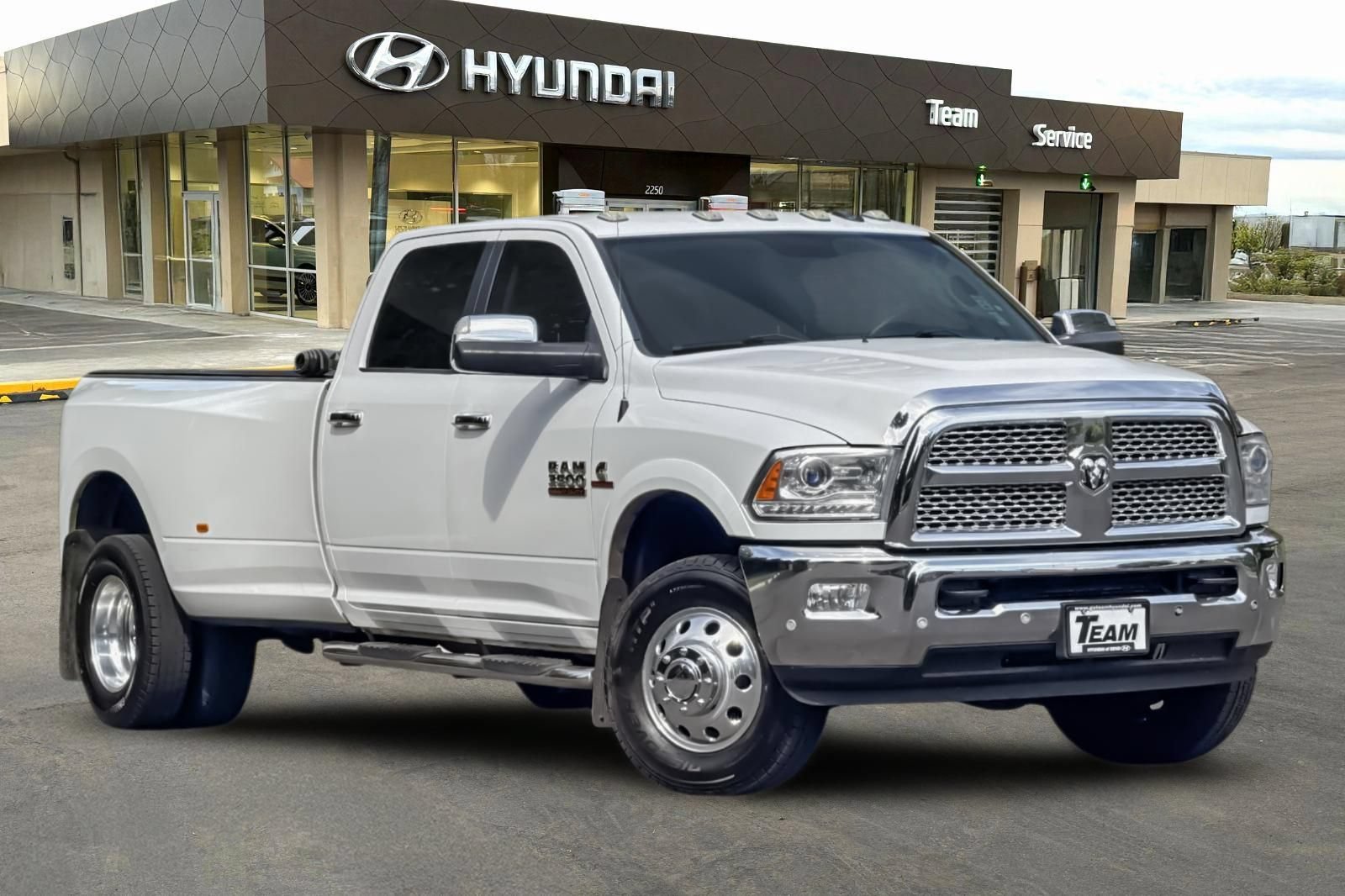 Used 2018 RAM 3500 Laramie w/ Convenience Group AWD/4WD image 2